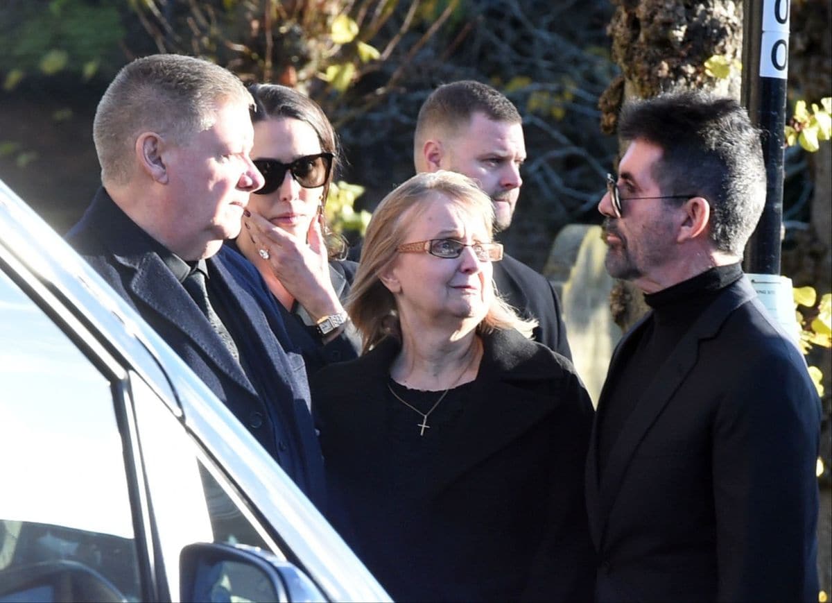 Simon Cowell fue fotografiado abrazando a la mamá de Liam Payne, Karen, y al papá Geoff, despidiéndose junto a Lauren Silverman en el funeral de Liam Payne. 