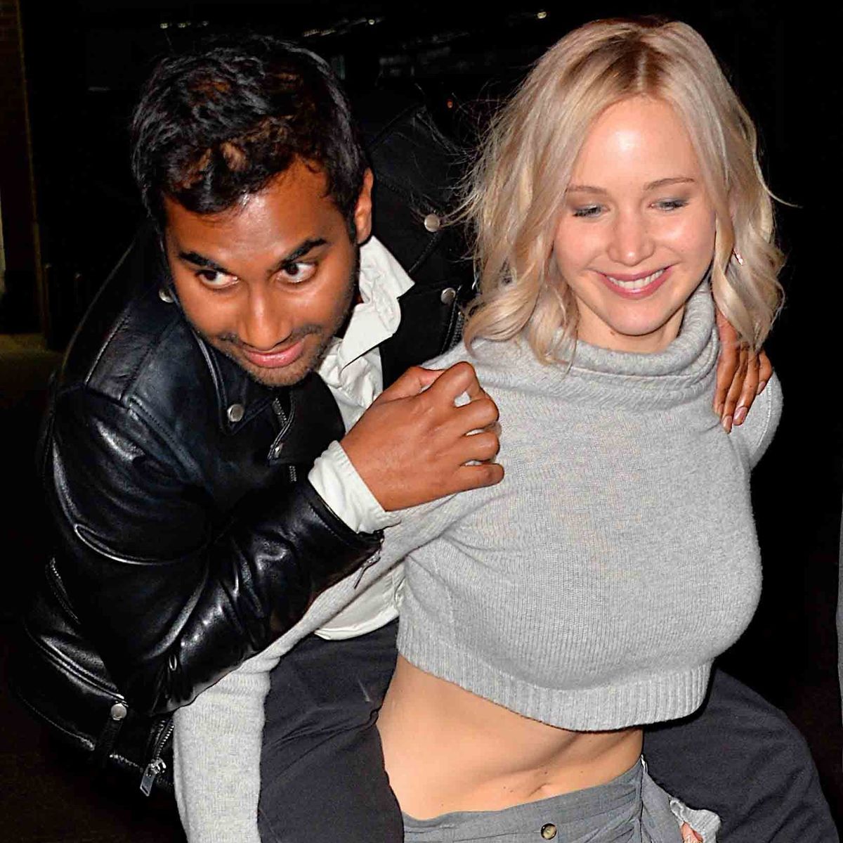 Jennifer was all laughs as she gave good friend Aziz Ansari a piggy-back ride when leaving the Wayfarer for the 'Saturday Night Live' after party in NYC.
<br>
Photo: Getty Images