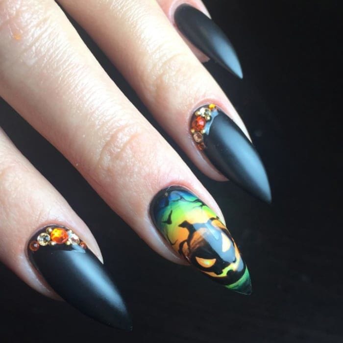 Jack o' lanterns and gems @iglamnails used matte gel polish to create a more dramatic nail look with acrylic extensions to get the perfect halloween claw.
Photo: Instagram