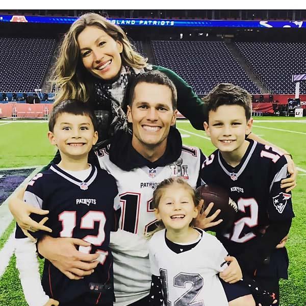 Tom Brady y familia en el campo de futbol