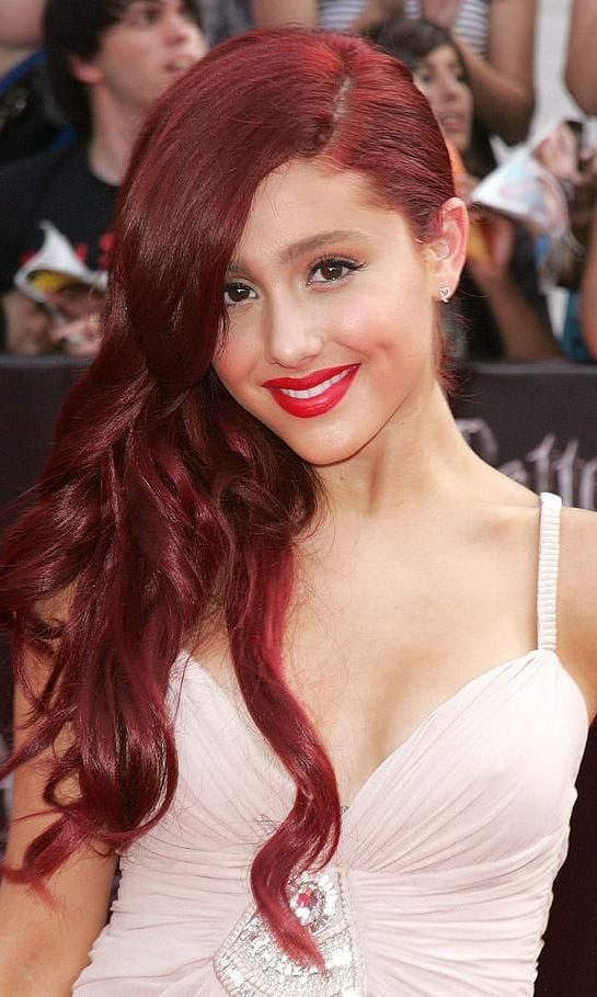 Ariana Grande con cabello rojo, largo y con rizos