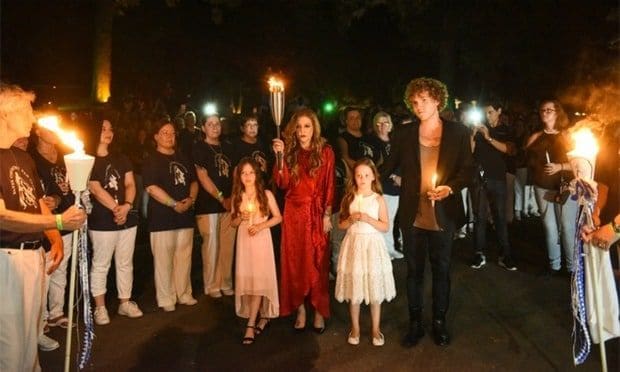 Lisa Marie and her children were joined by fans and friends during the candlelight vigil held at Graceland.
Photo: Elvis Presley Enterprises/Graceland