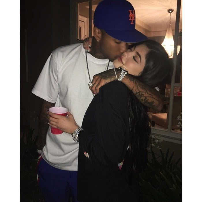 <a href="https://us.hellomagazine.com/tags/1/tyga" target="_blank" style="font-weight: bold;">Tyga</a> and <a href="https://us.hellomagazine.com/tags/1/kylie-jenner" target="_blank" style="font-weight: bold;">Kylie Jenner</a>
<br>
In case there were any doubts, the reality star proved she and the rapper were back together during the Fourth of July by sharing a PDA photo.
</br><br>
Photo: Instagram/@kyliejenner