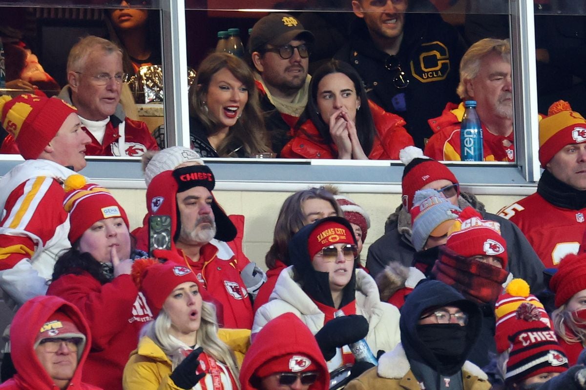 KANSAS CITY, MISSOURI - JANUARY 18: Singer-songwriter Taylor Swift (L) talks with Caitlin Clark (R) of the Indiana Fever during the second half in the AFC Divisional Playoff between the Houston Texans and the Kansas City Chiefs at GEHA Field at Arrowhead Stadium on January 18, 2025 in Kansas City, Missouri. (Photo by Jamie Squire/Getty Images)