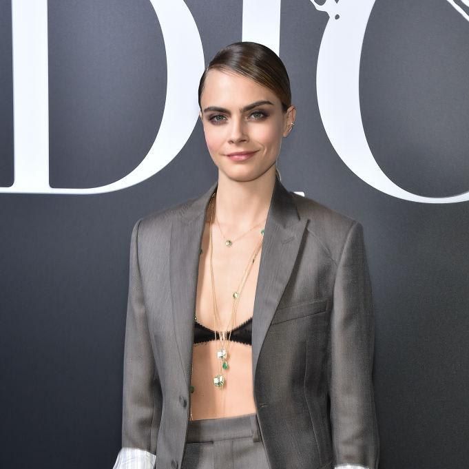 Cara Delevingne con traje sastre y sujetador expuesto