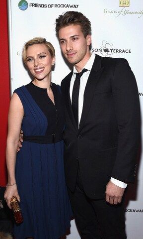 Twinning! Scarlett Johansson and her twin brother Hunter make a good looking pair on the red carpet.
<br>
Photo: WireImage
