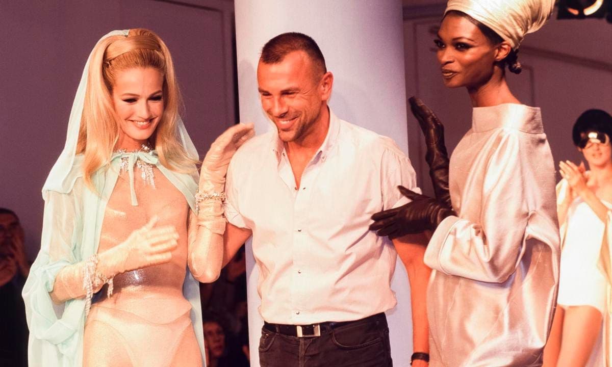 Karen Mulder et Thierry Mugler lors d'un défilé