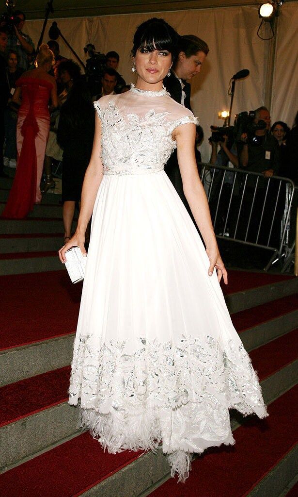 <strong>2006, AngloMania: Tradition and Transgression in British Fashion</strong>
<br>
Selma Blair in Chanel Haute Couture.
<br></br>
Photo: FilmMagic
