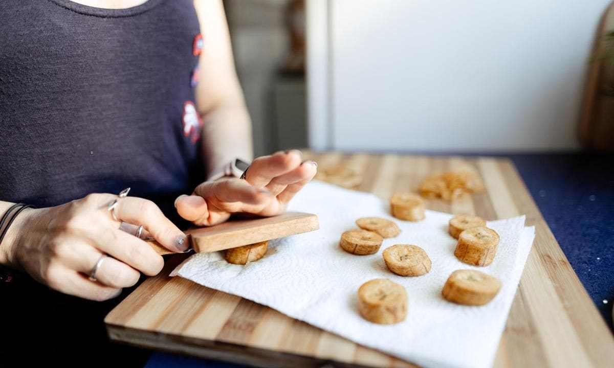 Preparing tostones