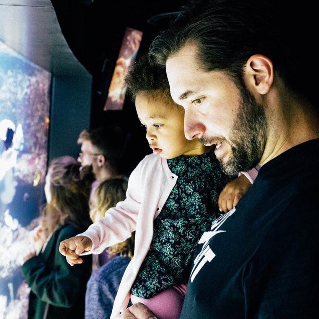 Alexis Ohanian and daughter Olympia at the aquarium