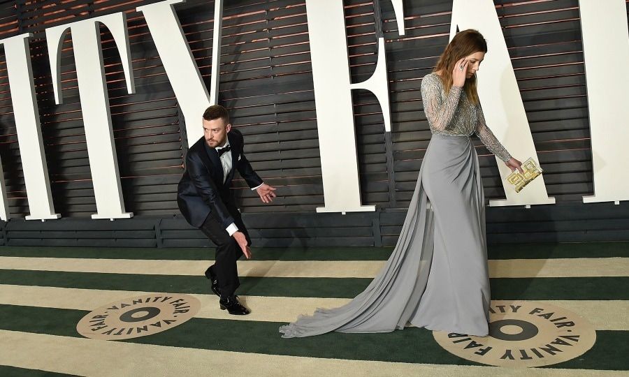 Justin Timberlake highlighted his wife Jessica Biel's stunning dress for photographers at the 2016 Vanity Fair Oscar party.
Photo:John Shearer/Getty Images