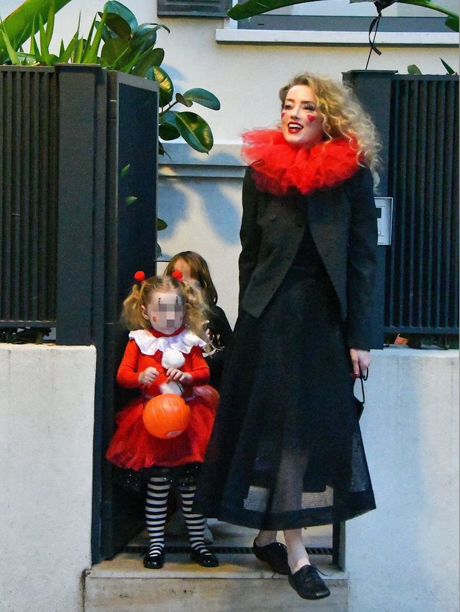 Amber Heard and her daughter wore matching costumes