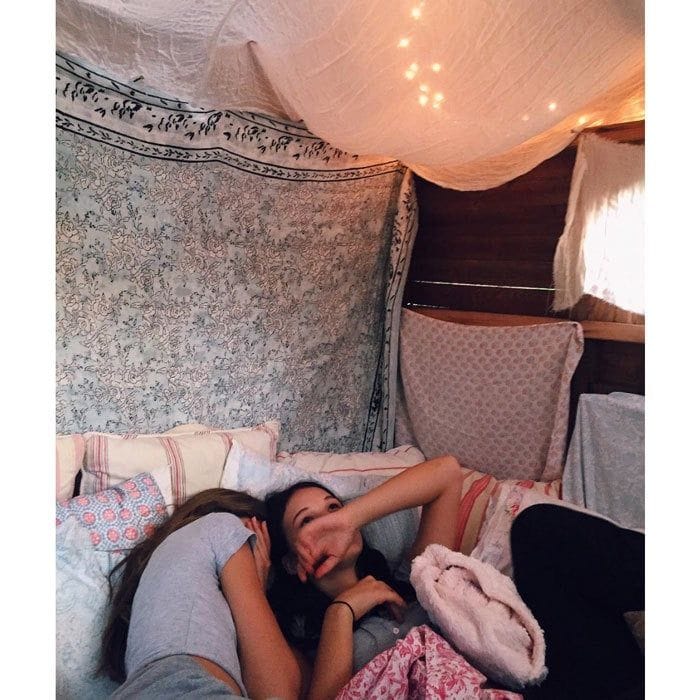 6. She builds sheet tents with her friends.
<br>
Photo: Instagram/@kaiagerber