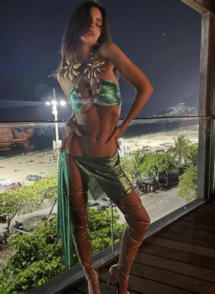 Emily Ratajkowski's outfit for the Rio de Janeiro Carnival