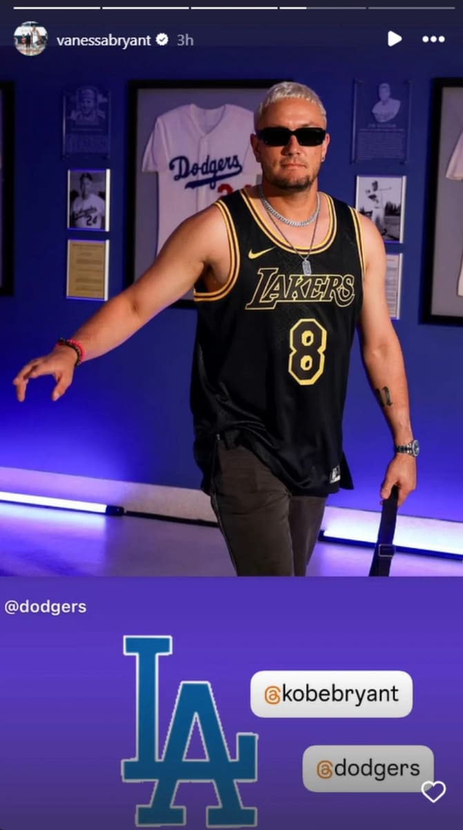 LA Dodgers' Miguel Rojas tributing Kobe Bryant with the N.8 Lakers jersey