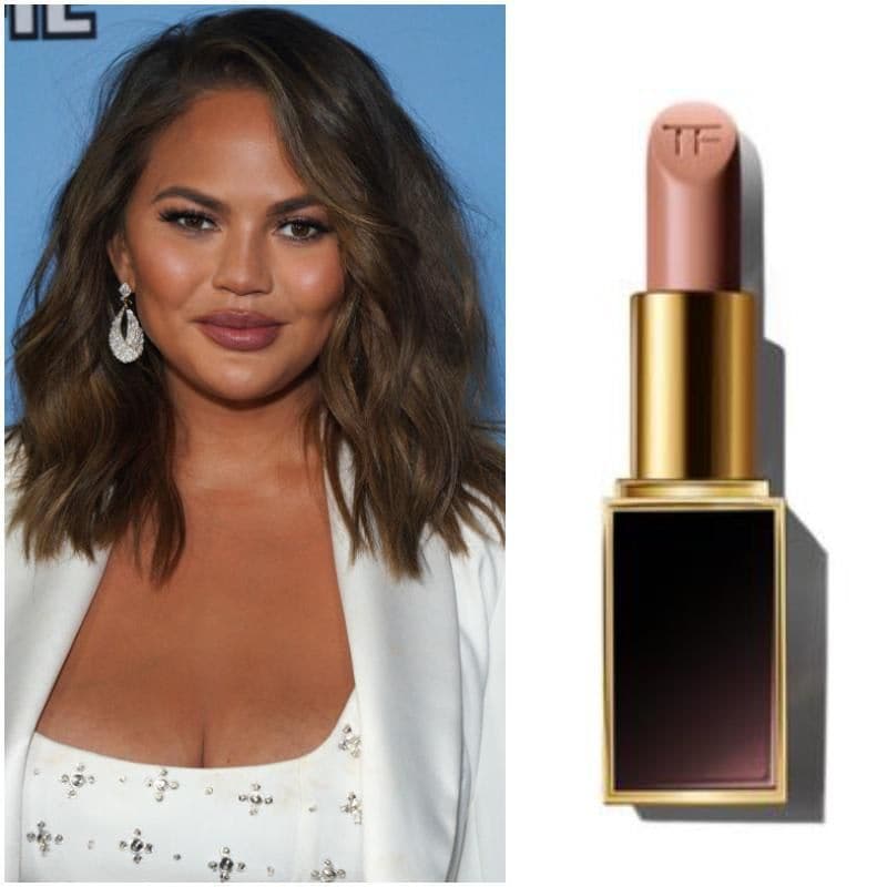 Chrissy Teigen con cabello suelto y liso con labial Sable Smoke de Tom Ford