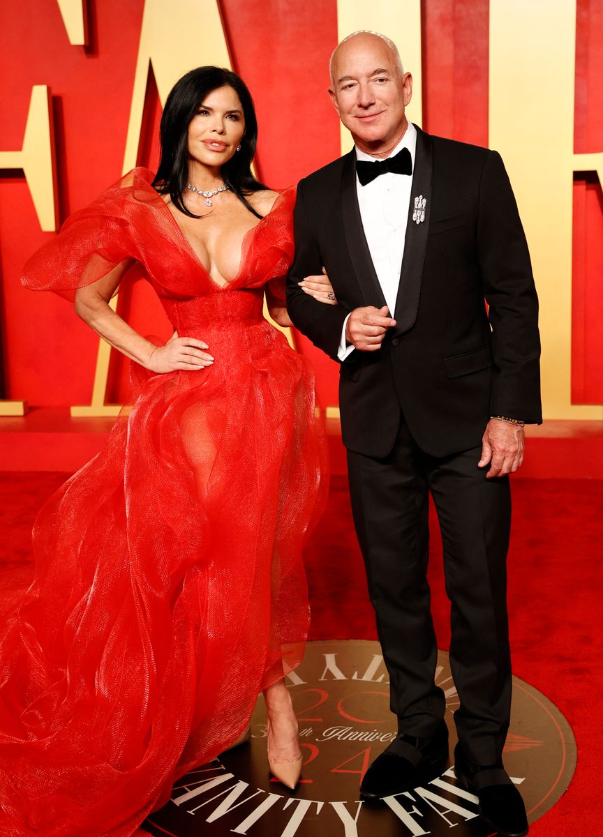 Lauren made headlines in March 2024 after attending the Vanity Fair Oscars Party at the Wallis Annenberg Center for the Performing Arts in Beverly Hills, California, walking hand-in-hand with Jeff, while wearing a stylish red dress.
