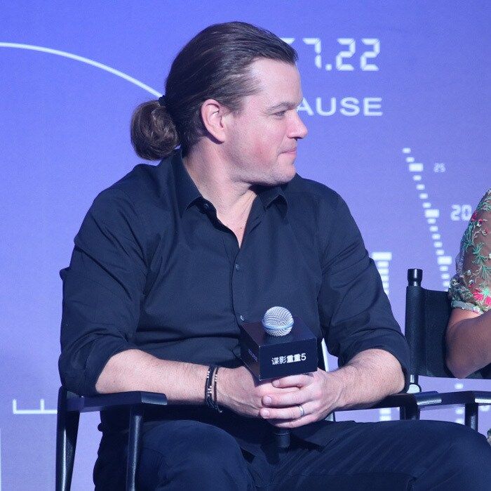 <a href="https://us.hellomagazine.com/tags/1/matt-damon/"><strong>Matt Damon</strong></a>'s man bun made its return August 2016 during a press event in Beijing to promote his latest film, <i>Jason Bourne 5</i>. The actor's new 'do is likely the work of extensions. Matt previously confessed on <i>The Graham Norton Show</i> that the last time he rocked the look, "There were 700 hair extensions. It was a full day to put them in. They flew somebody all the way to Beijing to put them in. Then I had to manage that hair. I have a whole new appreciation for my wife and daughter."
<br>
Photo: TPG/Getty Images