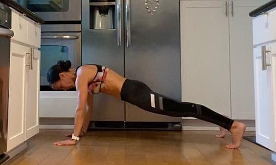 Mariana Sánchez in plank position