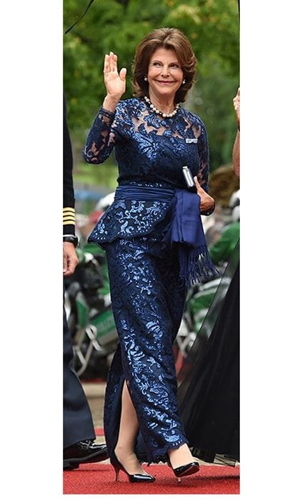 Queen Silvia of Sweden was simply sparkling in a metallic blue lace ensemble for the Festival Theatre (Festspielhaus) on July 25 in Bayreuth, southern Germany.
Photo: Getty Images