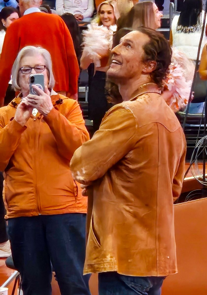 Matthew McConaughey and his daughter Vida steal the spotlight at women's basketball game