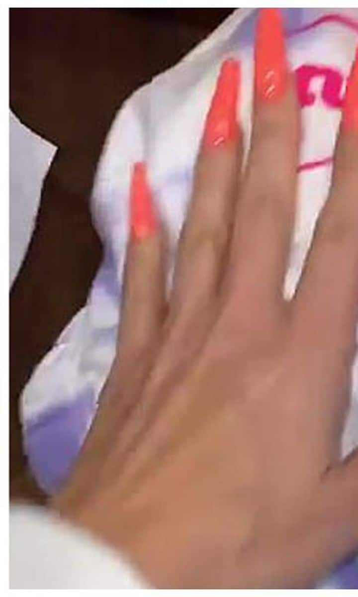 Khloé Kardashian takes off her massive diamond ring