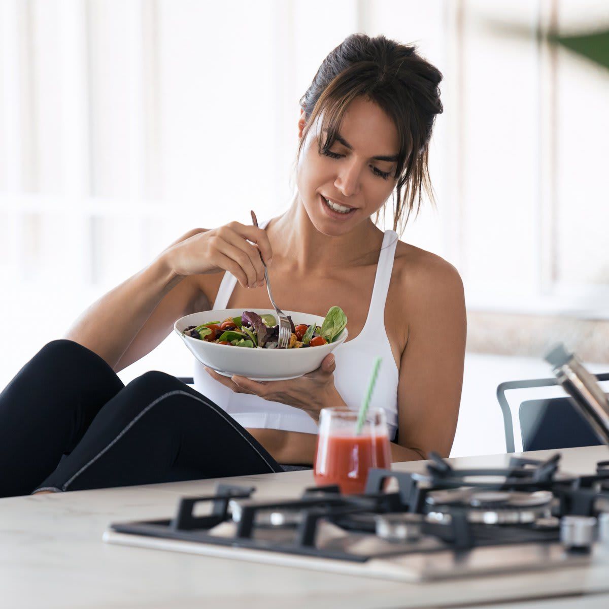 mujer comiendo saludable