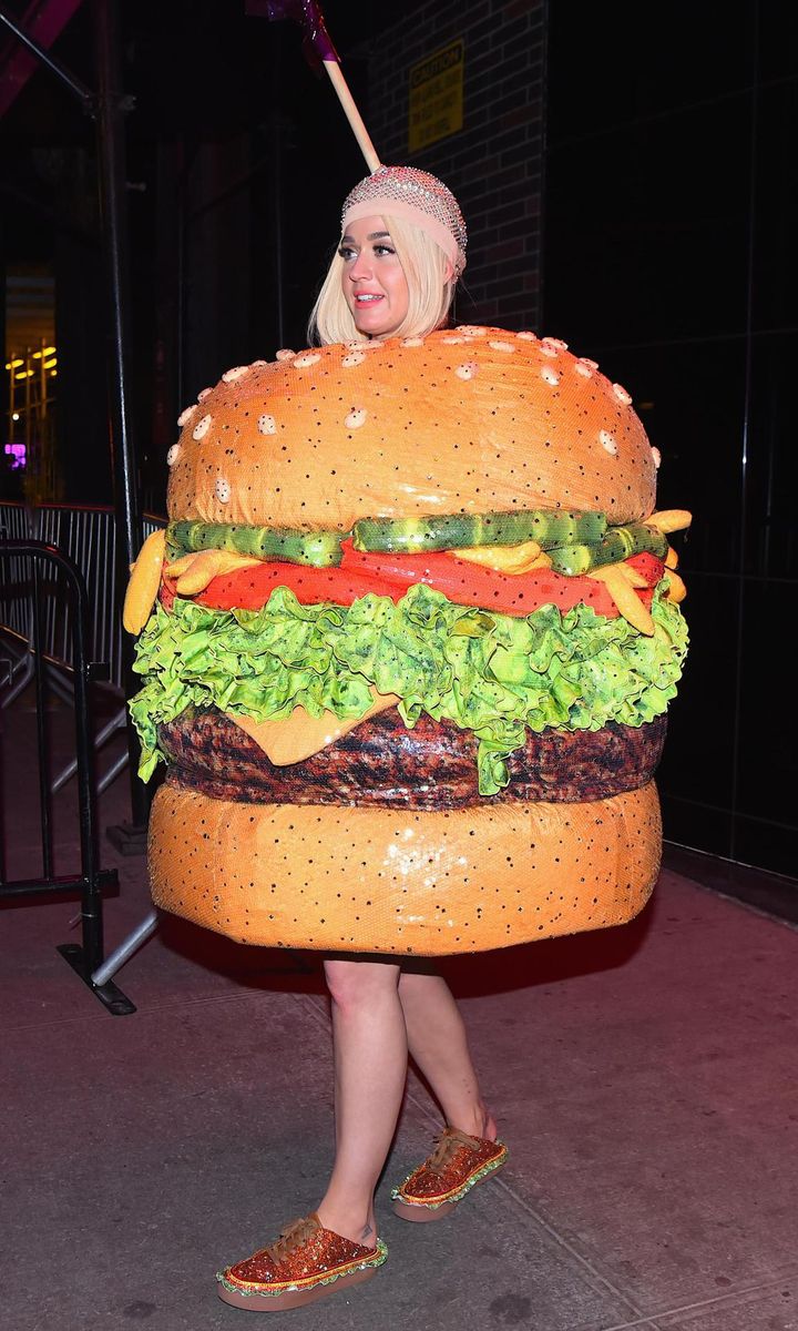 Katy Perry con disfraz de hamburguesa a la salida de la Met Gala 2019