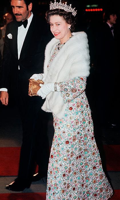 The Queen was a colorful guest of honor at a premiere on the West End in 1973.
<br>
Photo: Getty Images