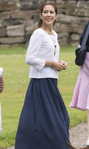 Princess Mary of Denmark showed off a more laid back look as she posed for her family portrait on July 25.
Photo: Getty Images