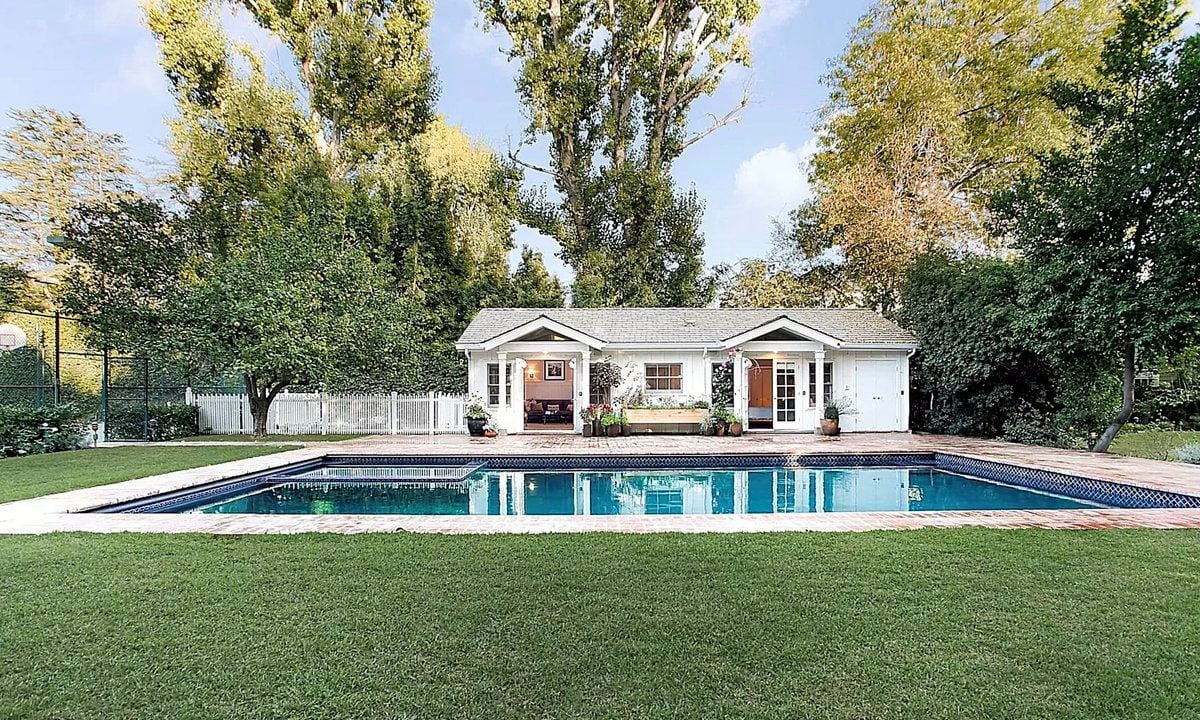 The pool in Kelly Clarkson's home