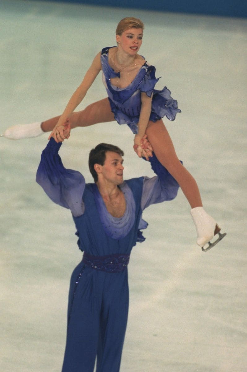 8 MAR1995:  EVGENIA SHISHKOVA AND VADIM NAUMOV OF RUSSIA IN ACTION DURING THE PAIRS FREE SKATING OF THE WORLD FIGURE SKATING CHAMPIONSHIPS AT THE NATIONAL INDOOR ARENA IN BIRMINGHAM, ENGLAND.  Mandatory Credit: Chris Cole/ALLSPORT