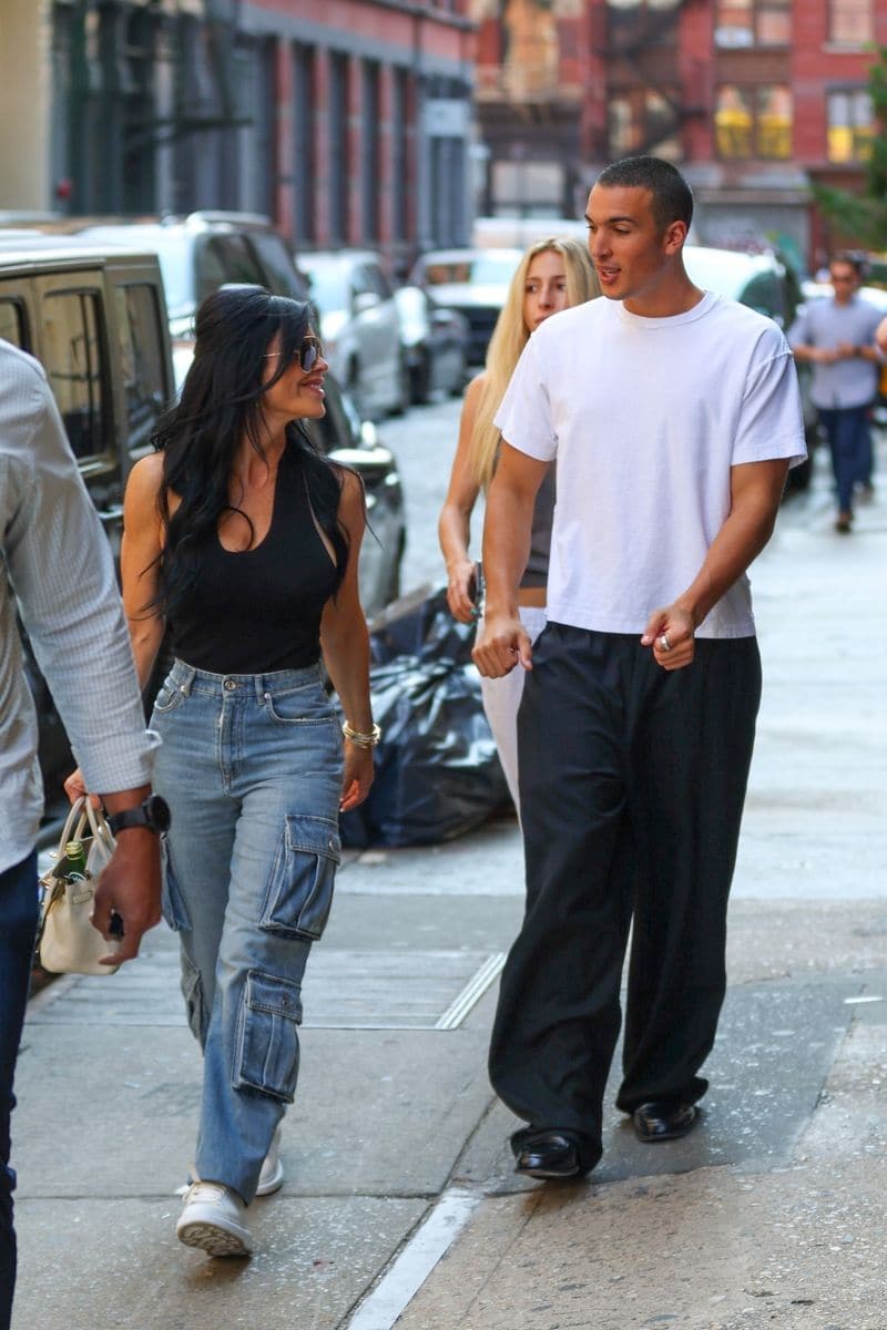  Lauren Sanchez turns heads as she steps out for a shopping trip with her son Nikko Gonzalez in Soho, New York