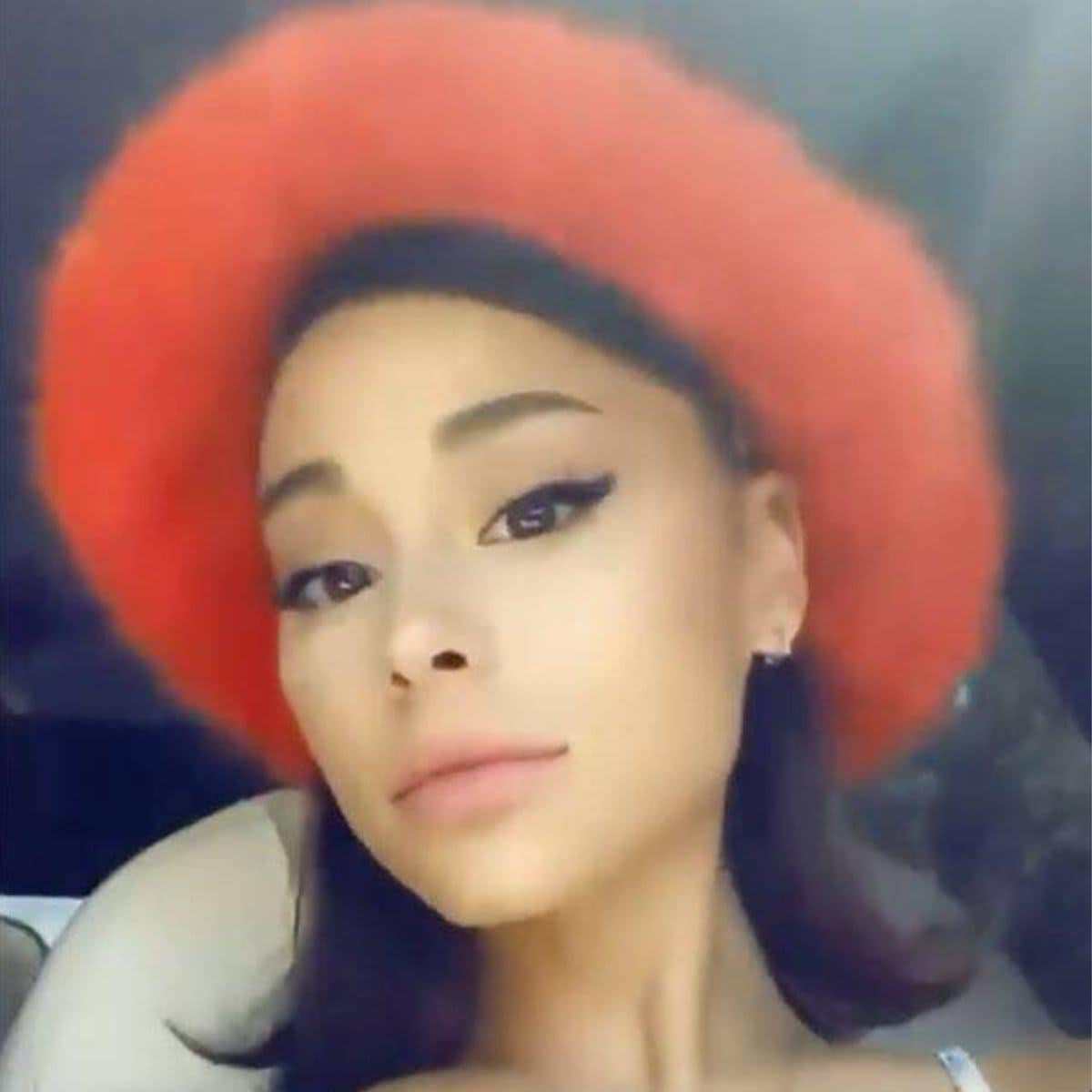 Ariana Grande shows off her brand new long bob for summer