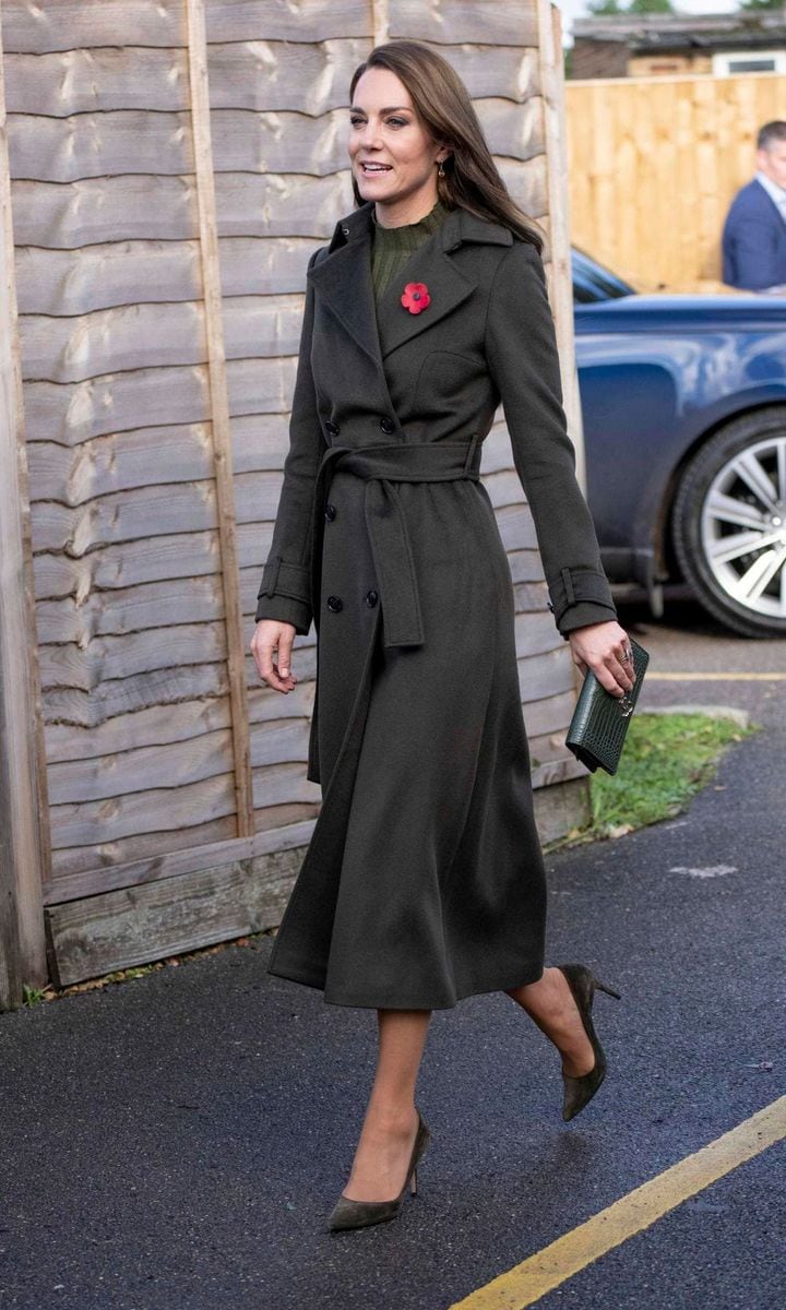 Catherine accessorized her autumn look with suede pumps and a green Jimmy Choo clutch.