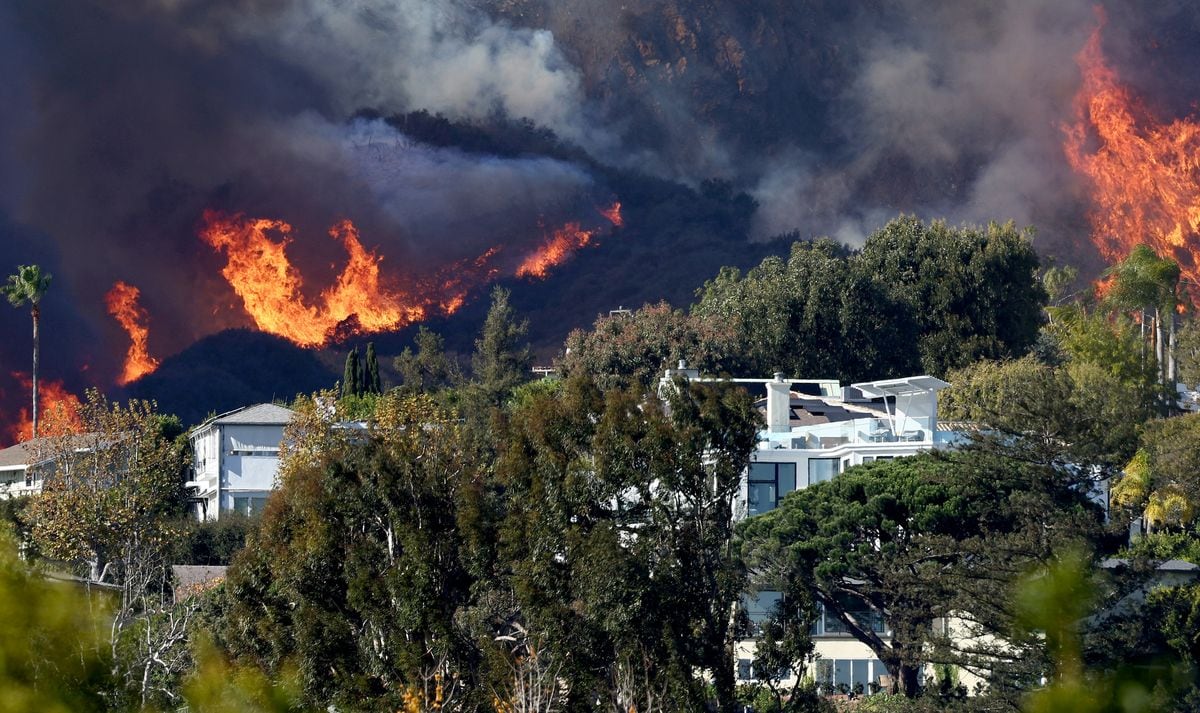 The Palisades Fire burns near homes