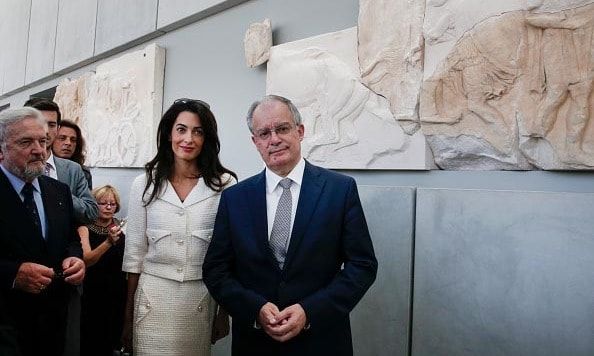 During a trip to Athens, Amal stunned in a cream-colored Chanel suit.
<br>
Photo: Getty Images