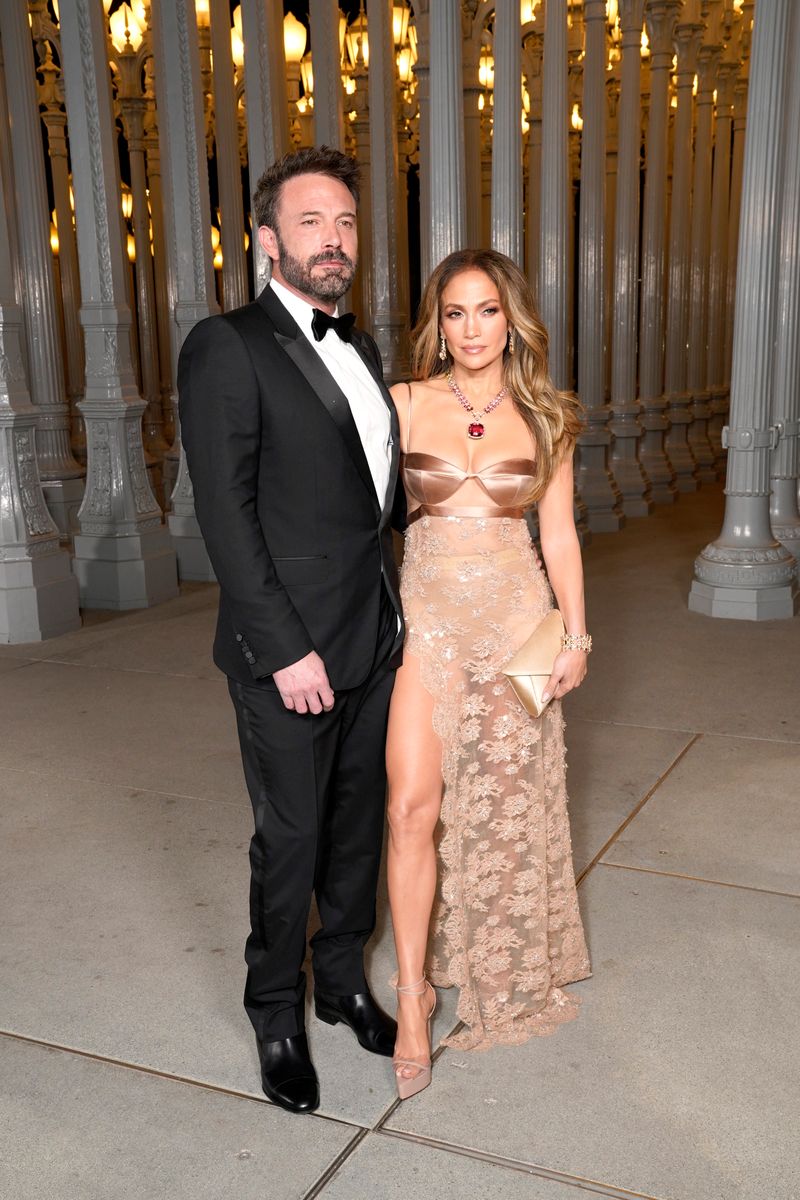 Ben Affleck, vestido con Gucci, y Jennifer López, vestido con Gucci, asisten a la Gala LACMA Art+Film 2023, presentada por Gucci en el Museo de Arte del Condado de Los Ángeles el 4 de noviembre de 2023 en Los Ángeles, California. (Foto de Presley Ann/Getty Images para LACMA)