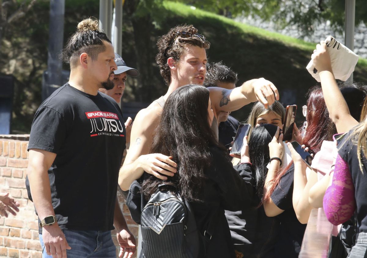 Mendes took photos with his fans, hanging out with them as they welcomed him to Buenos Aires