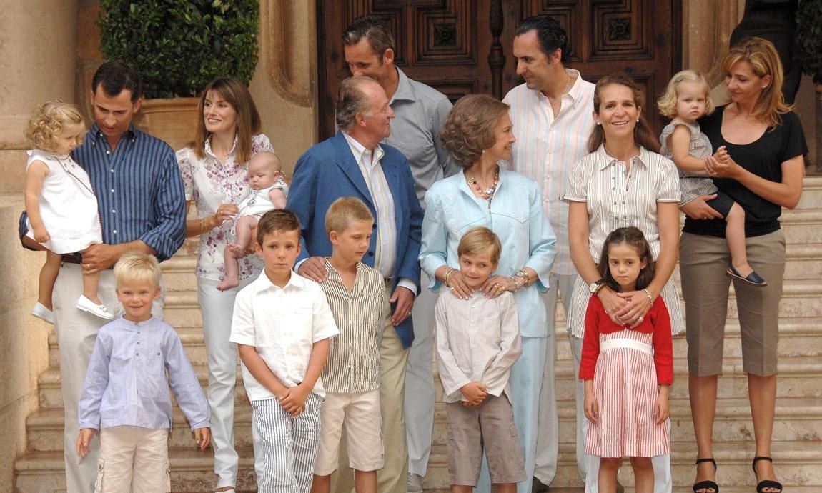 Marivent posed in full: Don Juan Carlos and Dona Sofia, accompanied by Prince Felipe and Princess Letizia, Infanta Elena with her then husband Jaime de Marichalar, Infanta Cristina and her husband Inaki Urdangarin and all the cousins