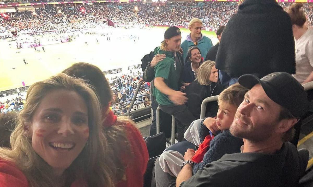 Elsa Pataky and Chris Hemsworth cheer on Spain’s national team, ‘La Rioja’ during the World Cup in Australia