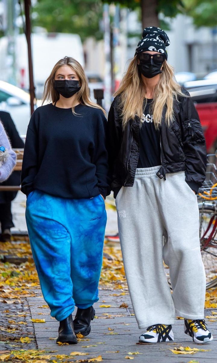 Heidi Klum and her 16 year old daughter Leni were seen shopping in Berlin, Germany.