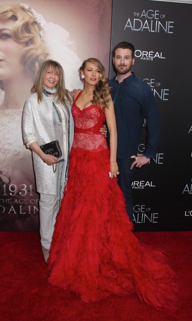 It runs in the family. Blake and her brother Eric Lively stun on the carpet alongside their mother Elaine.
<br>
Photo: BEI