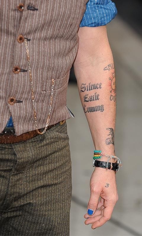 Johnny Depp tatuaje de tres palabras