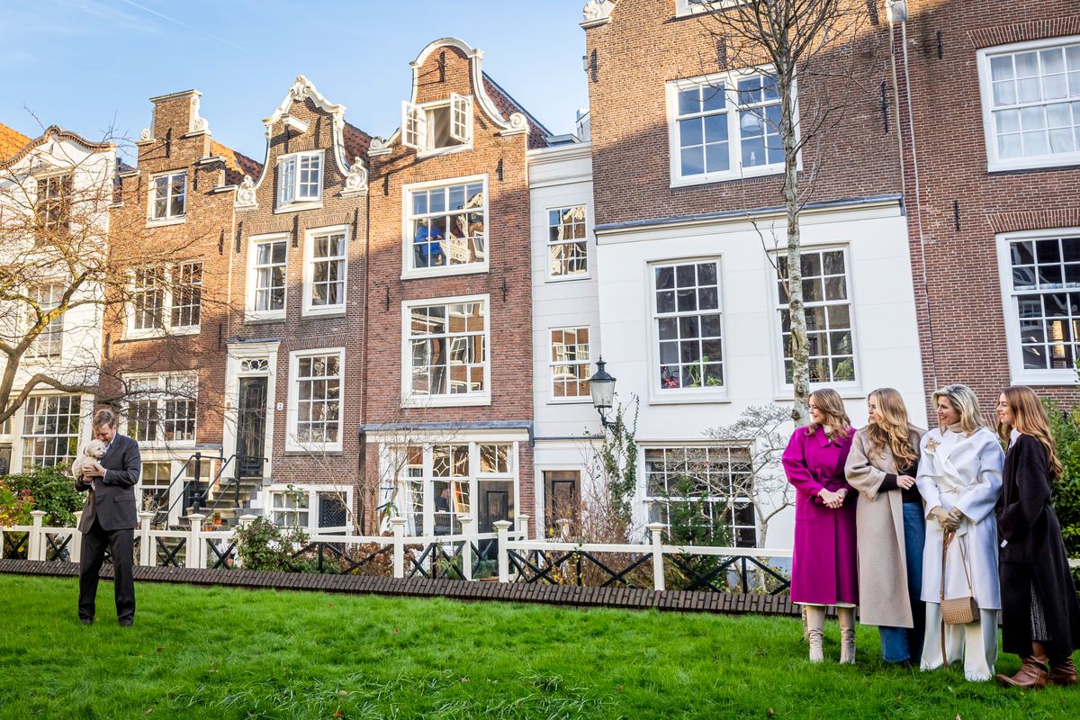  King Willem-Alexander of The Netherlands, Queen Maxima of The Netherlands, Princess Amalia of The Netherlands, Princess Alexia of The Netherlands and Princess Ariane of The Netherlands during a photo session in the city center on November 29, 2024 in Amsterdam, Netherlands. (Photo by Patrick van Katwijk/WireImage)