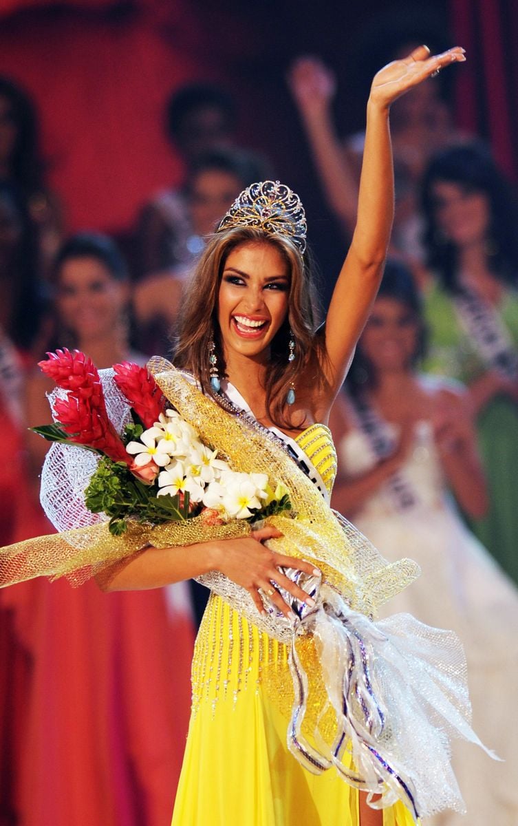 Dayana Mendoza, 22, Miss Venezuela waves to the audience as she is crowned Miss Universe 2008 at the final of the 57th Miss Universe contest held on July 14, 2008 at the central coastal resort city of Nha Trang.    AFP PHOTO/HOANG DINH Nam (Photo credit should read HOANG DINH NAM/AFP via Getty Images) 