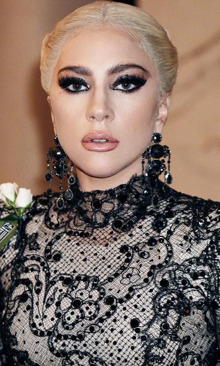 Lady Gaga con maquillaje dark y traje de encaje