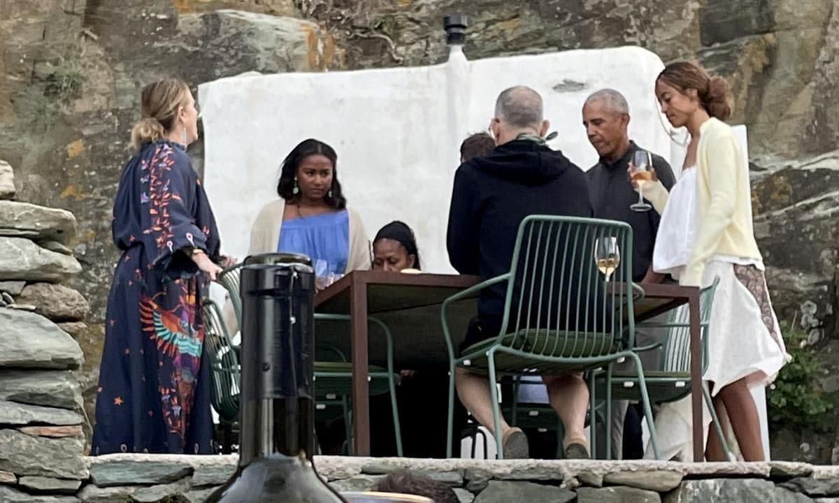 Barack Obama and Tom Hanks were spotted having an al fresco dinner together in Greece.