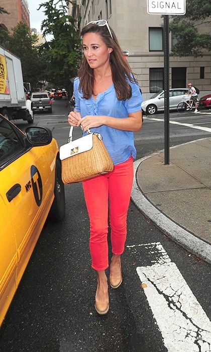 Pippa opted for a bright look, wearing coral cropped pants with a blue blouse, nude espadrilles and her wicker handbag.
<br>
Photo: Getty Images