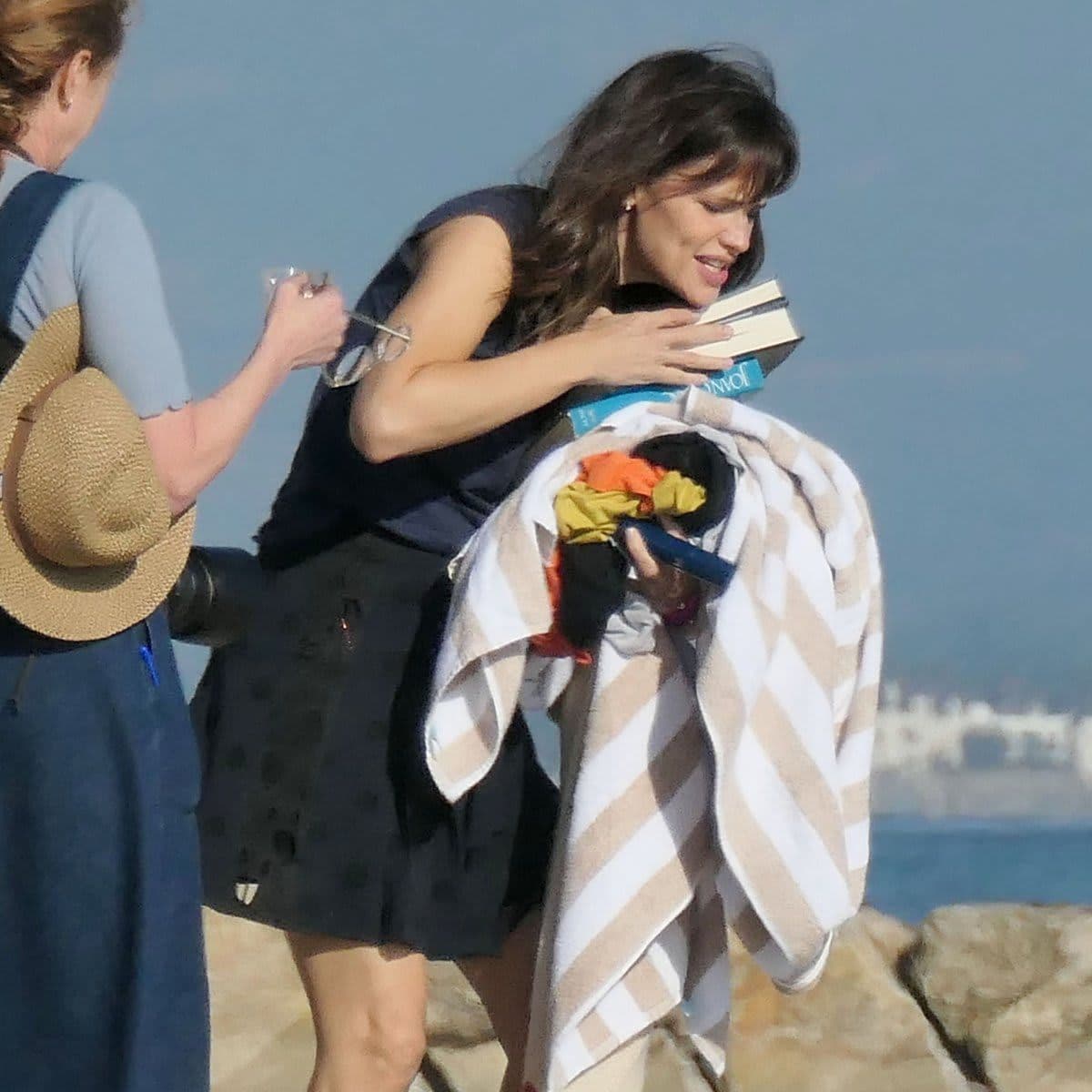 Jennifer Garner creates memories with her kids in a fun family photo shoot at the beach